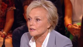 Muriel Robin sur le plateau de l'émission "Quelle Epoque!" sur France 2, le 16 septembre 2023.