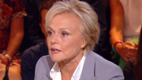 Muriel Robin sur le plateau de l'émission "Quelle Epoque!" sur France 2, le 16 septembre 2023.