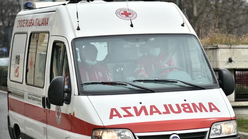 Italie: deux jeunes simulent un malaise pour voyager gratuitement en ambulance