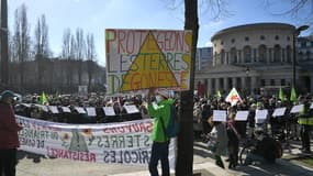 Plusieurs centaines de personnes se sont retrouvées sur la place de Stalingrad à Paris pour s'opposer au projet d'une station de métro du Grand Paris dans le Val d'Oise.