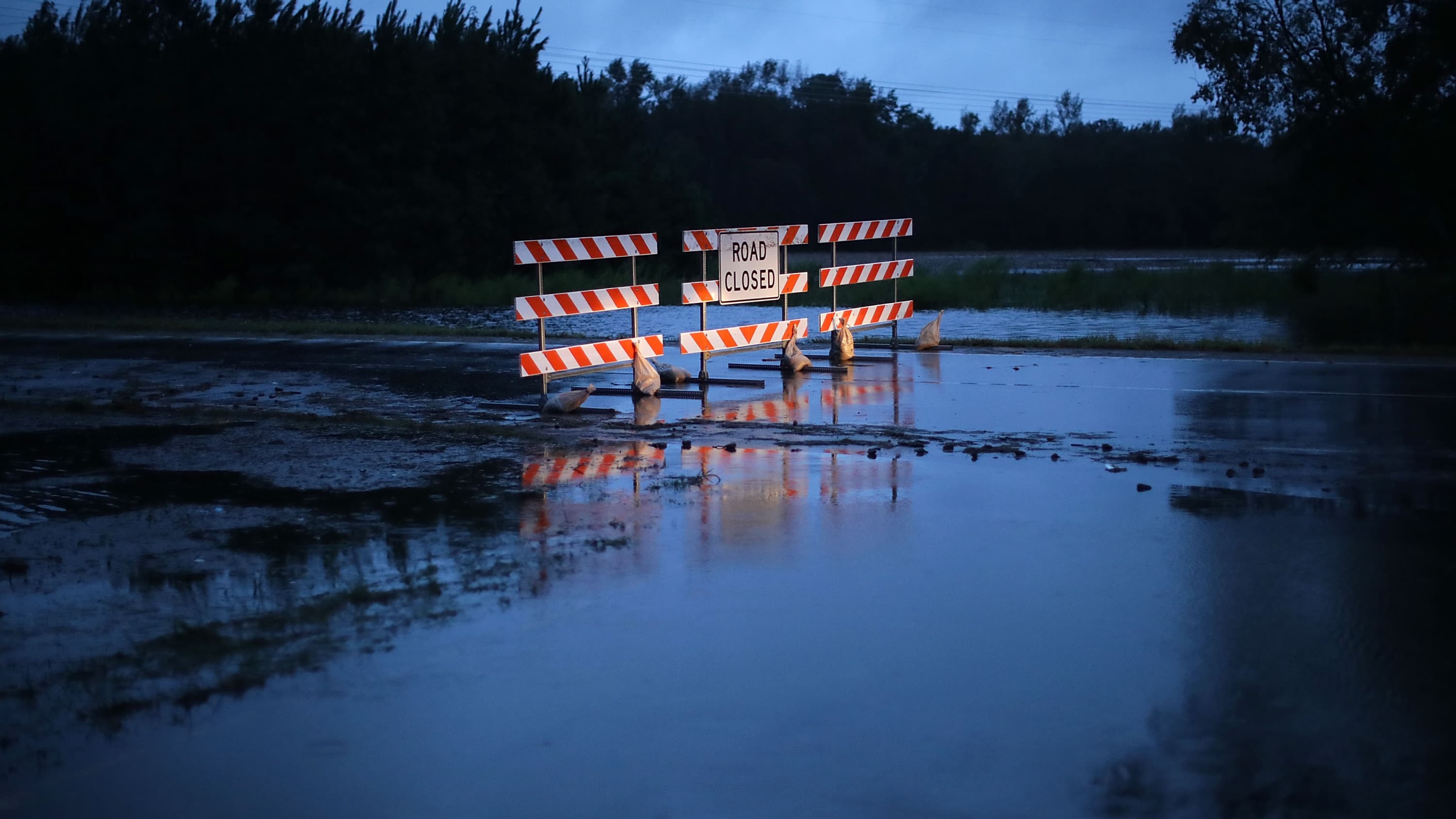 Une barrière bloque l'autoroute 70 à cause d'une inondation de la rivière Neuse, à Kinston en Caroline du Nord le 15 septembre 2018. 