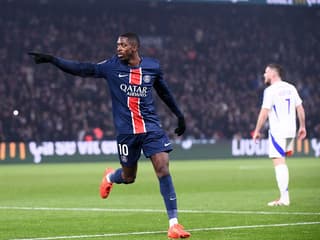 Dembélé salue le travail de Doué, auteur d'un grand numéro sur le côté droit avant de délivrer la passe décisive pour l'ouverture du score, le 16 décembre 2024, à Paris