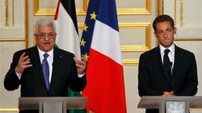 Nicolas Sarkozy, ici avec le président palestinien Mahmoud Abbas, a jugé lundi impératif que le processus de paix israélo-palestinien soit ouvert à d'autres parties, à commencer par l'Europe, considérant que si le rôle des Etats-Unis était "irremplaçable"