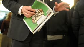 Un abonné avec le numéro de Charlie Hebdo sorti après l'attentat contre la rédaction du journal satirique, qui a fait 12 morts au sein de la rédaction.
