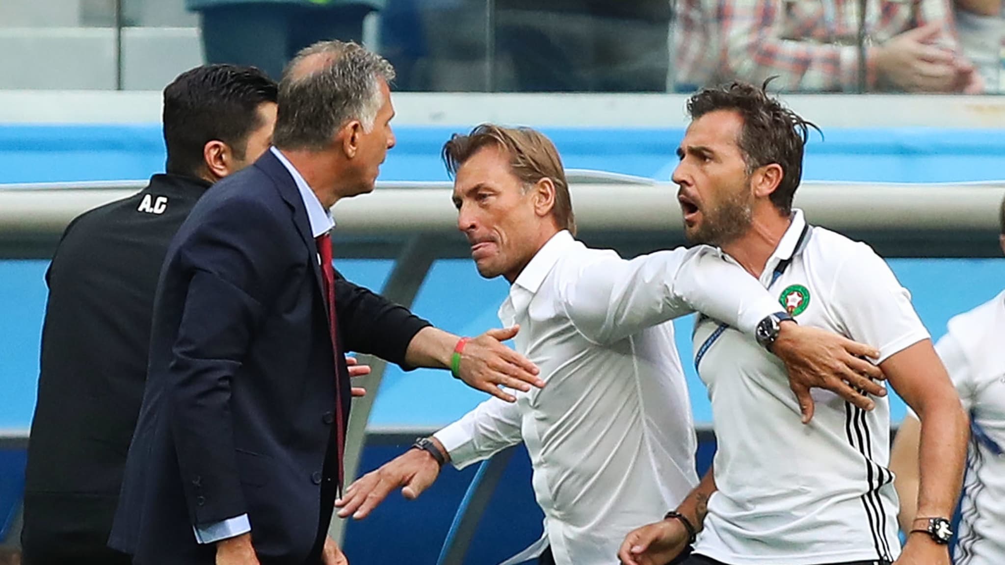Patrice Beaumelle retenu par Hervé Renard pendant un match du Marco au Mondial 2018