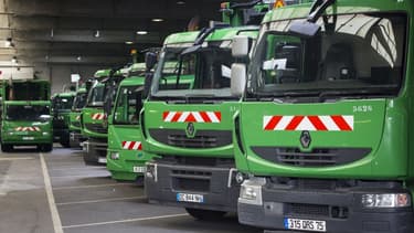 Des camions poubelles stationnés dans un garage dans la banlieue de Paris (image d'illustration)