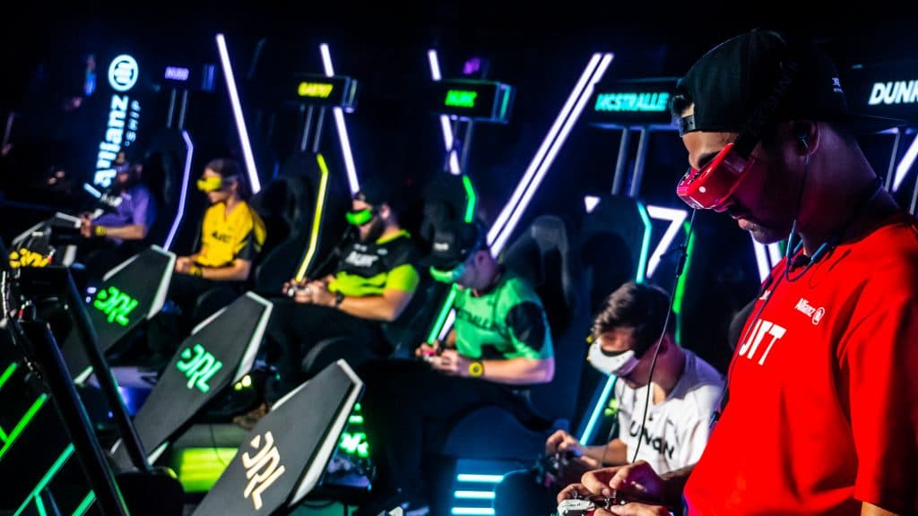 Des pilotes de course de drones