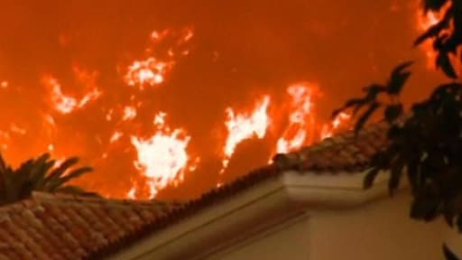 Neuf cents maisons ont dû être evacuées en lisière de Los Angeles, en Californie, où a été décrété l'état d'urgence par le gouverneur.