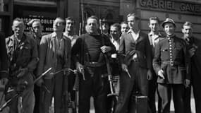 Des Résistants posent fièrement dans une rue de Paris libéré, le 25 août 1944.