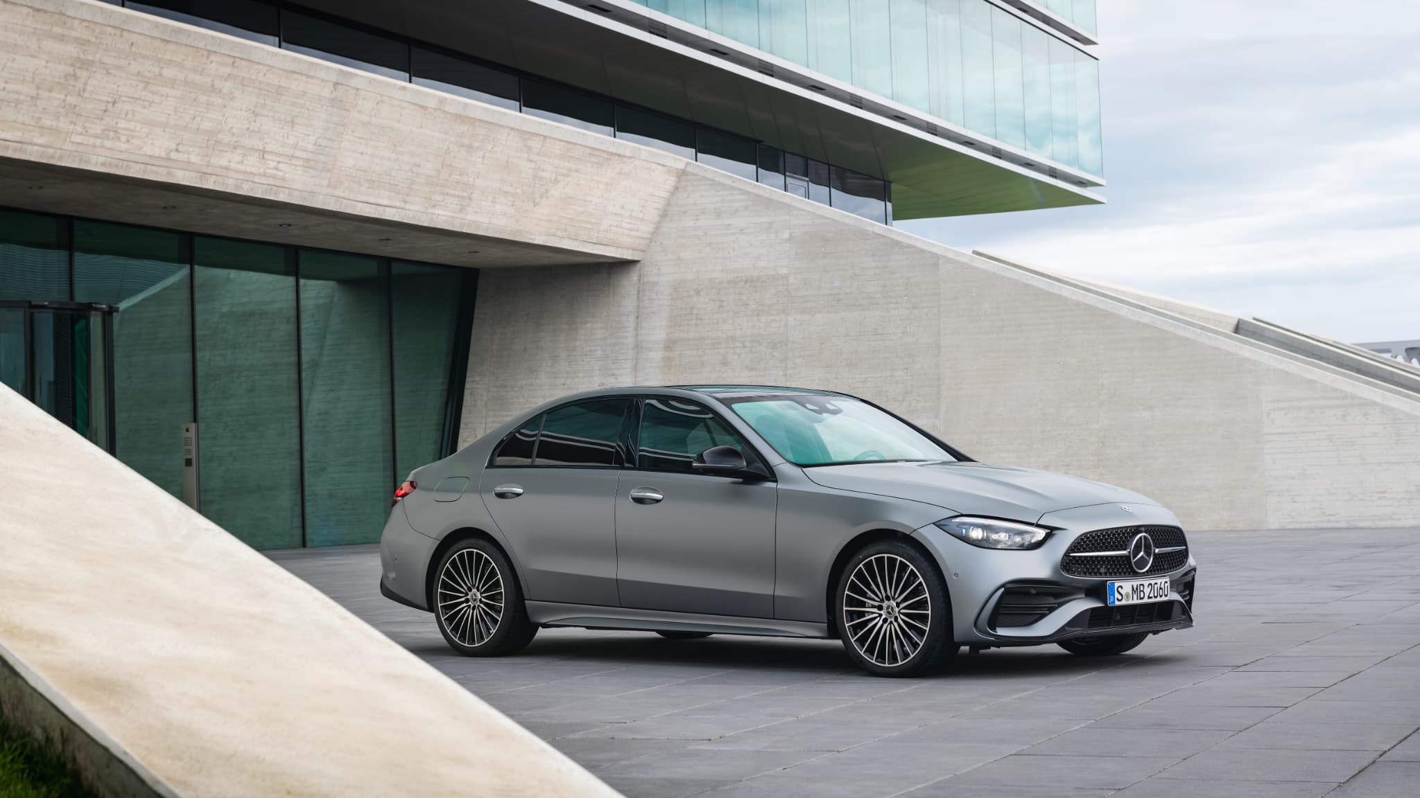 Si les lignes générales évoquent en un clin d'oeil la Classe C, Mercedes inaugure beaucoup d'innovations, aussi bien dans l'infodivertissement que dans les motorisations. Cette Classe C sera notamment dotée d'une nouvelle motorisation hybride rechargeable offrant 100 kilomètres en mode tout électrique. Si les lignes générales évoquent en un clin d'oeil la Classe C, Mercedes inaugure beaucoup d'innovations, aussi bien dans l'infodivertissement que dans les motorisations. Cette Classe C sera notamment dotée d'une nouvelle motorisation hybride rechargeable offrant 100 kilomètres en mode tout électrique.