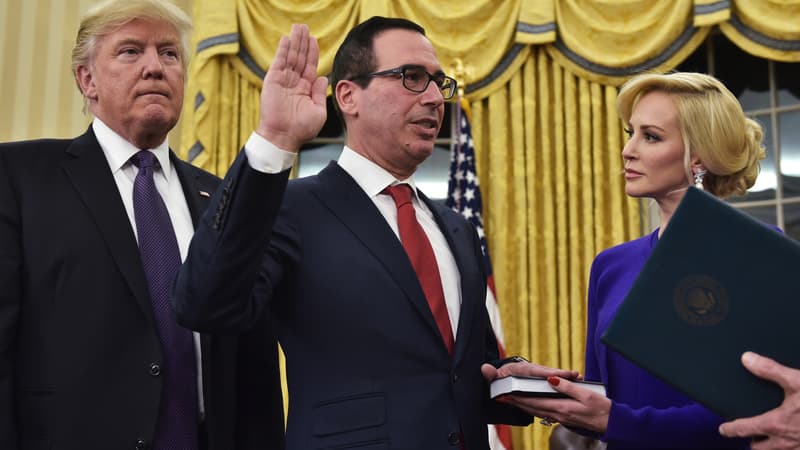 Steven Mnuchin et sa femme à côté de Donald Trump. 