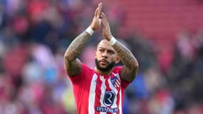 Memphis Depay salue le public face à Las Palmas, le 17 février 2024