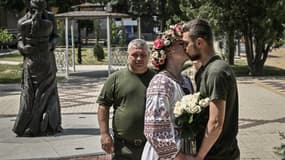 Un couple de jeunes mariés à Druzhkivka, dans l'est du Donbass, 12 juin 2022