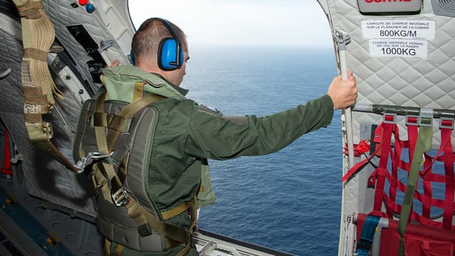 Le Casa, un avion de transport militaire, survole la zone de recherche.