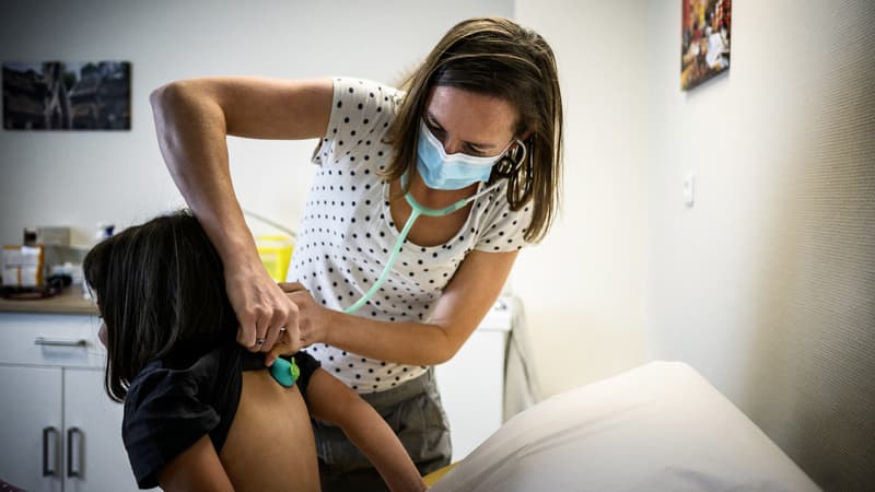Une médecin examine une enfant dans une maison de santé à Pontgibaud, dans le Puy-de-Dôme, le 24 novembre 2022