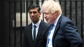 Le Premier ministre britannique Boris Johnson (d) et  le ministre des Finances Rishi Sunak à Londres, le 1er décembre 2021