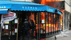 Un incendie touche la façade d'un immeuble à Paris lors de la manifestation du 10 septembre.