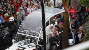 A bord d'une "papamobile" ouverte, le pape François, au troisième jour de sa visite au Brésil pour les 28e Journées mondiales de la jeunesse (JMJ), s'est rendu jeudi dans une favela de Rio où il a prôné le partage et invité les riches à venir en aide aux