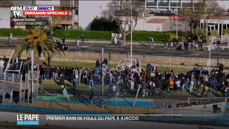 Corse: le pape François déambule dans les rues d'Ajaccio en papamobile