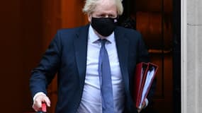 Le Premier ministre britannique Boris Johnson, portant un masque de protection anti-Covid, quitte le 10 Downing Street à Londres, le 17 novembre 2021