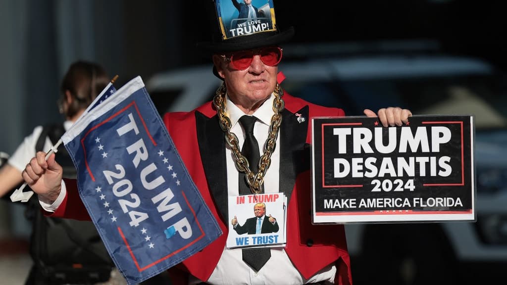 Un soutien de Donald Trump devant le tribunal fédéral où l'ancien président doit être traduit en justice plus tard le 13 juin 2023 à Miami, en Floride. Un soutien de Donald Trump devant le tribunal fédéral où l'ancien président doit être traduit en justice plus tard le 13 juin 2023 à Miami, en Floride.