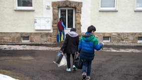 De jeunes demandeurs d'asile en provenance de Syrie entrent dans le centre de réfugiés où ils sont logés, à Clausnitz en Allemagne de l'Est, le 2 mars 2016. (Photo d'illustration)