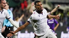 Andy Diouf célèbre un but avec Bâle en Conference League