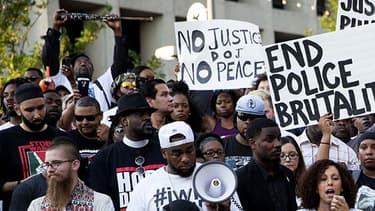 Une foule manifeste à Dallas, au Texas, contre la violence policière après la mort de Philando Castile, abattu par un policier dans sa voiture devant sa compagne et sa petite fille.