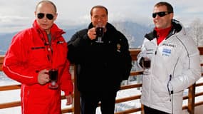 Silvio Berlusconi entre Vladimir Poutine et Dmitri Medvedev en 2012, à Sotchi. 
