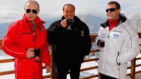 Silvio Berlusconi entre Vladimir Poutine et Dmitri Medvedev en 2012, à Sotchi. 