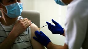 Un soignant reçoit une dose de vaccin anti-Covid-19 AstraZeneca à l'hôpital Edouard Herriot de Lyon, le 6 février 2021