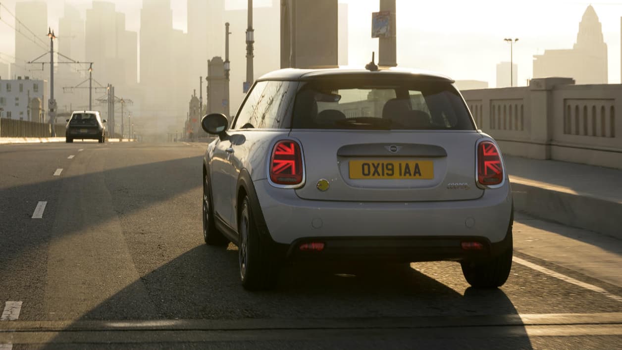 Cette Mini électrique revendique une autonomie un peu plus modeste, que ses concurrentes, entre 230 et 270 kilomètres. Elle ne dispose en effet pour l’instant que d’un pack batterie lithium-ion de 32 kWh. Cette Mini électrique revendique une autonomie un peu plus modeste, que ses concurrentes, entre 230 et 270 kilomètres. Elle ne dispose en effet pour l’instant que d’un pack batterie lithium-ion de 32 kWh.