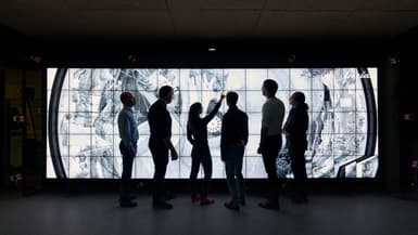 L'équipe Sanctuary devant le mur d'images WILDER de l'INRIA (Paris Saclay) observant une partie du contenu du disque « Vie ».