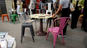 Des meubles en acier galvanisé.
