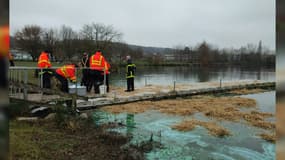Les sapeurs-pompiers en intervention sur le plan d'eau de Montville (Seine-Maritime), pollué le 30 décembre 2024.