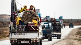 Des kurdes syriens et des familles arabes fuient la zone des conflits, près de la frontière turco-syrienne, le 22 octobre 2019