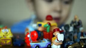 Un petit garçon devant ses jouets Kinder surprise (image d'illustration).