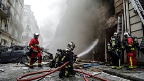 Des pompiers sur les lieux d'une explosion à l'angle des rues Saint-Cécile et de Trevise, le 12 janvier 2019 à Paris