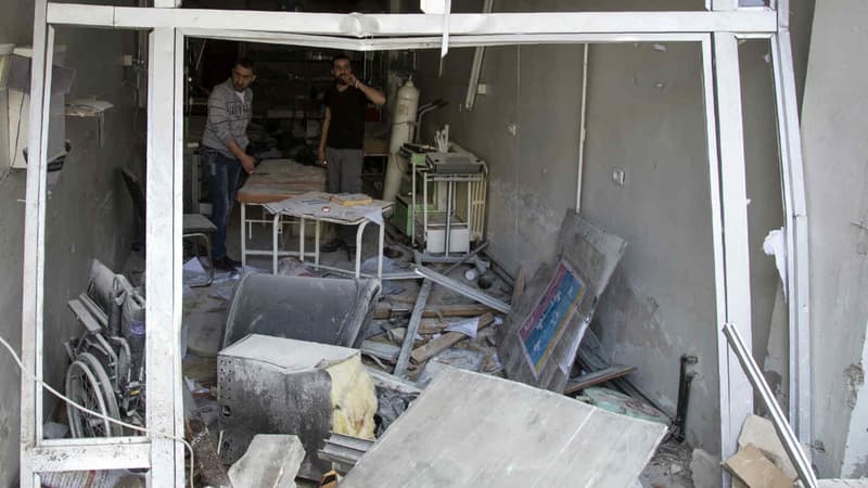 Le 28 avriil 2016, à Sukkari, quartier rebelle du Nord d'Alep, des Syriens constatent les dégâts à l'intérieur de l'hôpital Al-Quds causés par des bombardements aériens. (Photo d'illustration)