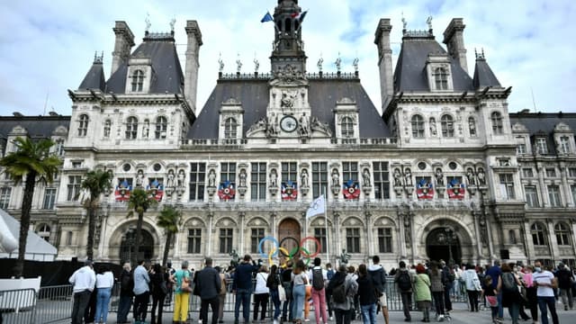 JO : C'est une immense émotion, le drapeau olympique hissé sur la mairie  de Paris