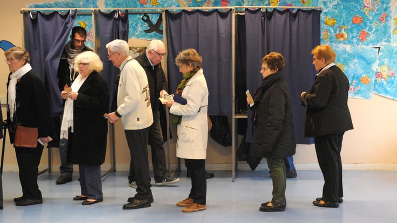 Une file d'attente dans un bureau de vote de Quimper, dans le Finistère, le 7 mai.