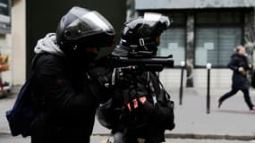 Un policier tient un LBD 40 lors d'une manifestation de "gilets jaunes", le 29 décembre 2018 à Paris (image d'lilusation)