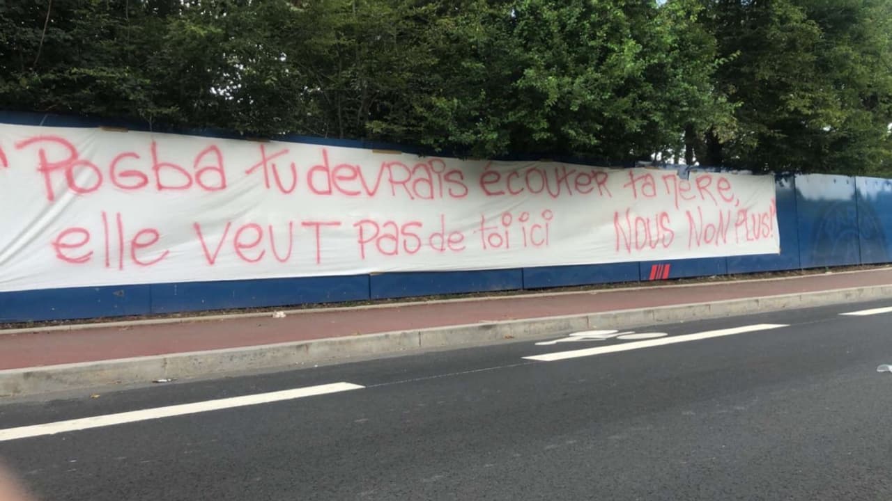 Une banderole contre Paul Pogba