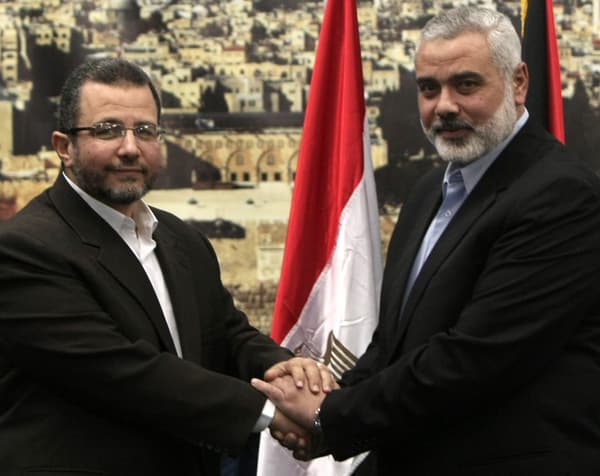 Le chef du Hamas Ismail Haniya (à droite) reçoit le Premier ministre égyptien Hicham Quandil (à gauche) à Gaza (16 novembre 2012)