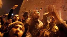 Manifestants place Tahrir, dans le centre du Caire, pendant la retransmission du discours télévisé de Hosni Moubarak. Le président égyptien a annoncé qu'après 30 ans de règne, il ne briguerait pas un septième mandat lors de la prochaine présidentielle en