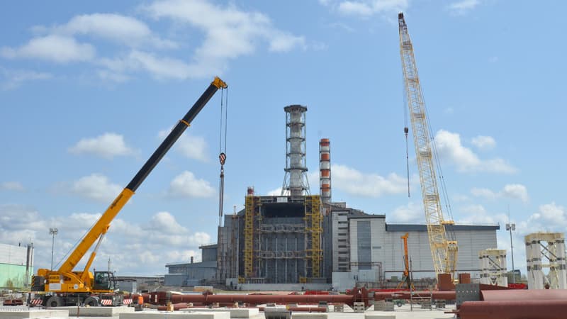 Vue du site de Tchernobyl et de la construction du sarcophage recouvrant l'ancienne centrale nucléaire.