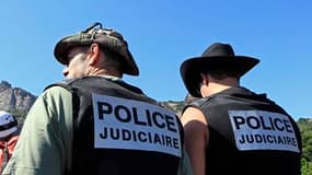Policiers à Roquebrune-sur-Argens, dans le Var, à la recherche de Xavier Dupont de Ligonnès, le père de famille soupçonné d'avoir tué en avril son épouse et ses quatre enfants. Les enquêteurs ont mobilisé mardi dans cet arrière-pays escarpé, une centaine