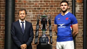 Fabien Galthié et Charles Ollivon avec le trophée du Tournoi des Six Nations, à Londres le 22 janvier 2020