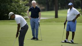 Barack Obama a joué au golf samedi avec Bill Clinton et autorisé les médias à filmer quelques minutes de leur partie.
