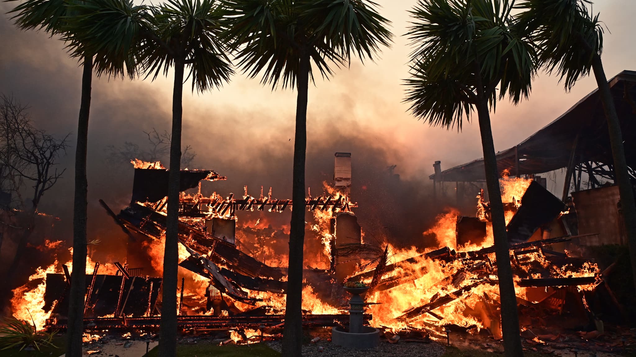 Une maison brûle lors de l'incendie de Pacific Palisades, en Californie, le 8 janvier 2025. 